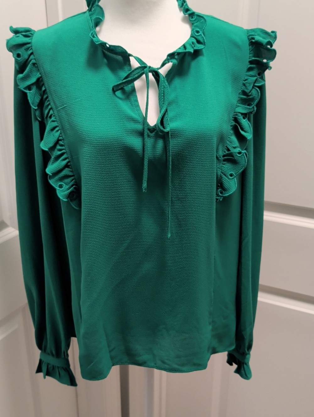 CeCe- Size L Emerald Green Ruffle Tie-Neck Blouse NWT
